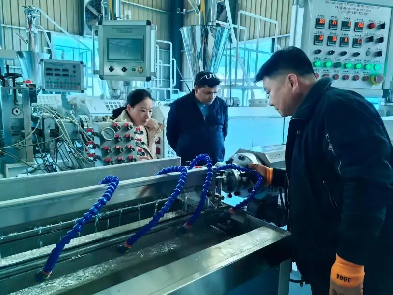 Machine à tuyaux d'irrigation en caoutchouc fonctionnant sur site pour un client indien
