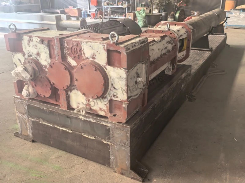 Extrudeuse à double vis parallèle à haut rendement pour le recyclage des déchets de films plastiques en production