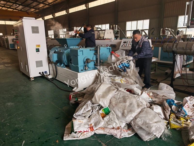 L'extrudeuse de recyclage de plastique pour un client africain réussit le test d'acceptation