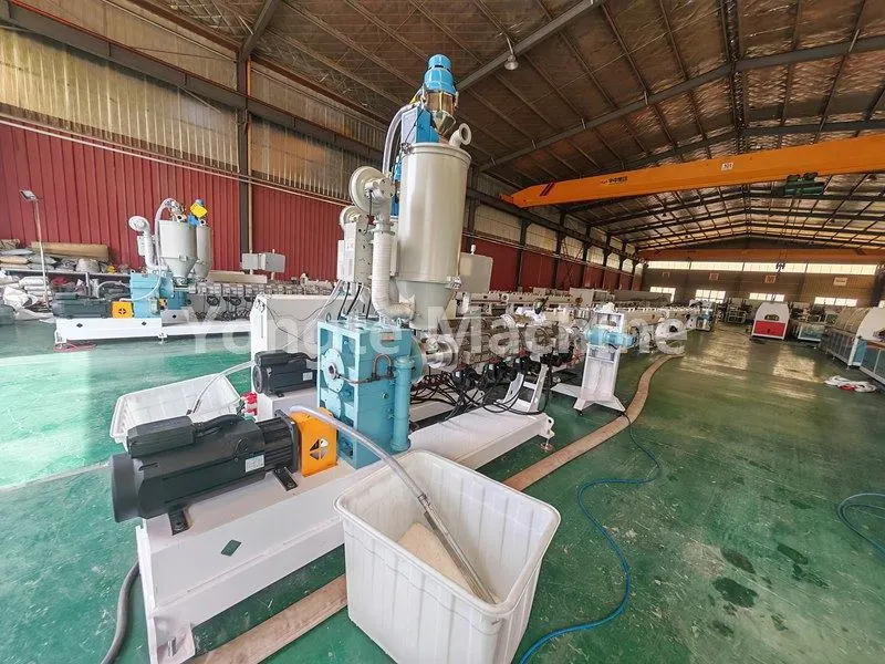 La ligne d'extrusion de tuyaux à trois couches PPR Yongte 16-63 mm pour les clients algériens a terminé avec succès la mise en service et l'acceptation