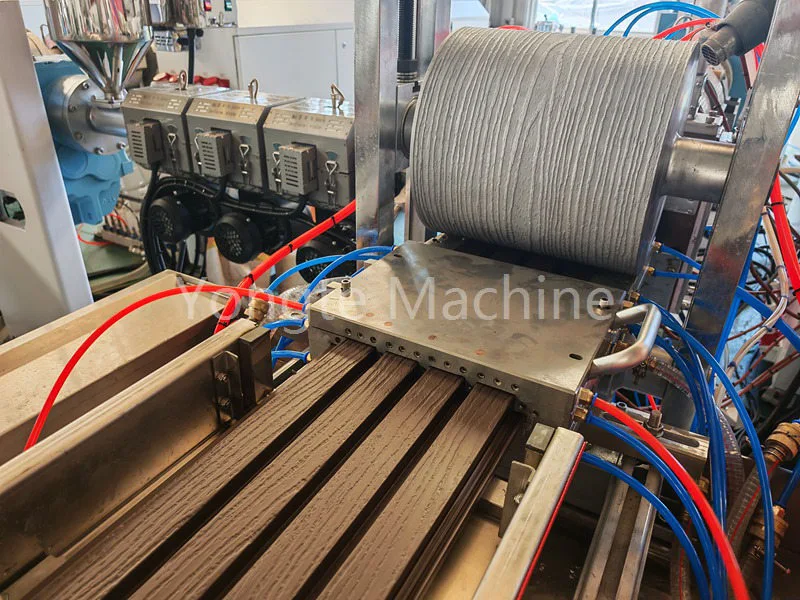 Quel matériau peut être utilisé dans la machine Yongte WPC ?