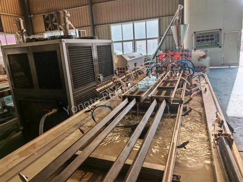La machine en plastique d'extrusion de profil réutilisée par 4 cavités atteint la grande vitesse 8meter/minute
