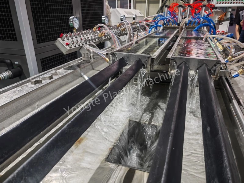Livraison d'une ligne de production de profilés en plastique à 4 cavités en Jordanie après une mise en service réussie