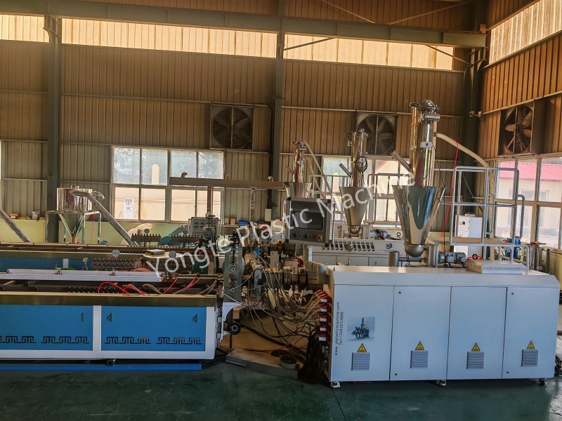 Yongte met en service avec succès une nouvelle ligne de co-extrusion dotée d'une technologie de gaufrage 3D en ligne pour les terrasses WPC