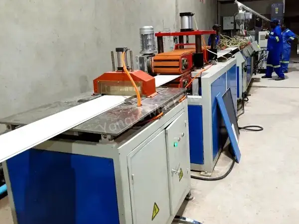 Machine africaine de fabrication de plafonds en PVC