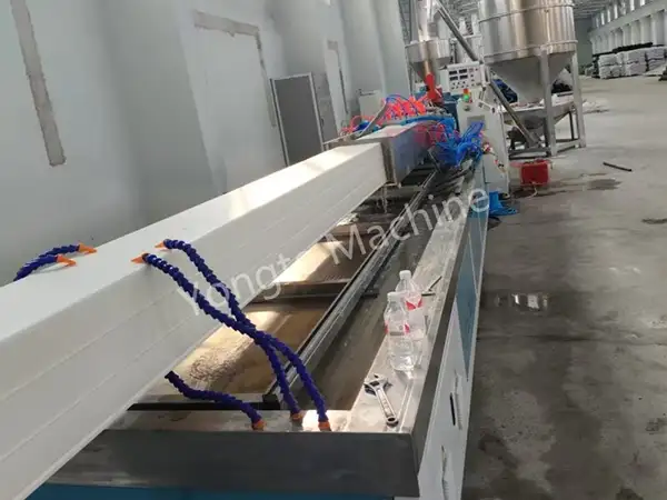 Chine Profil de gouttière en PVC faisant la machine