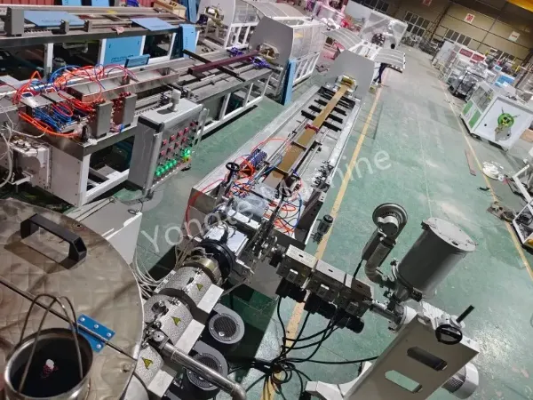 Machine à bois et plastique en Inde - Transformez les déchets plastiques en matériaux de construction écologiques