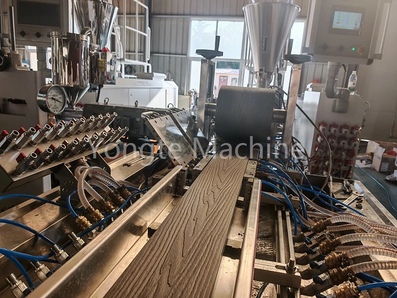 La machine transforme les déchets plastiques en profil WPC