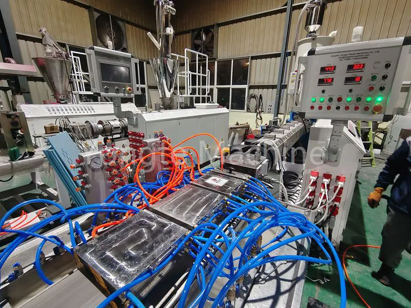 Ligne d'extrusion de bois de construction en plastique