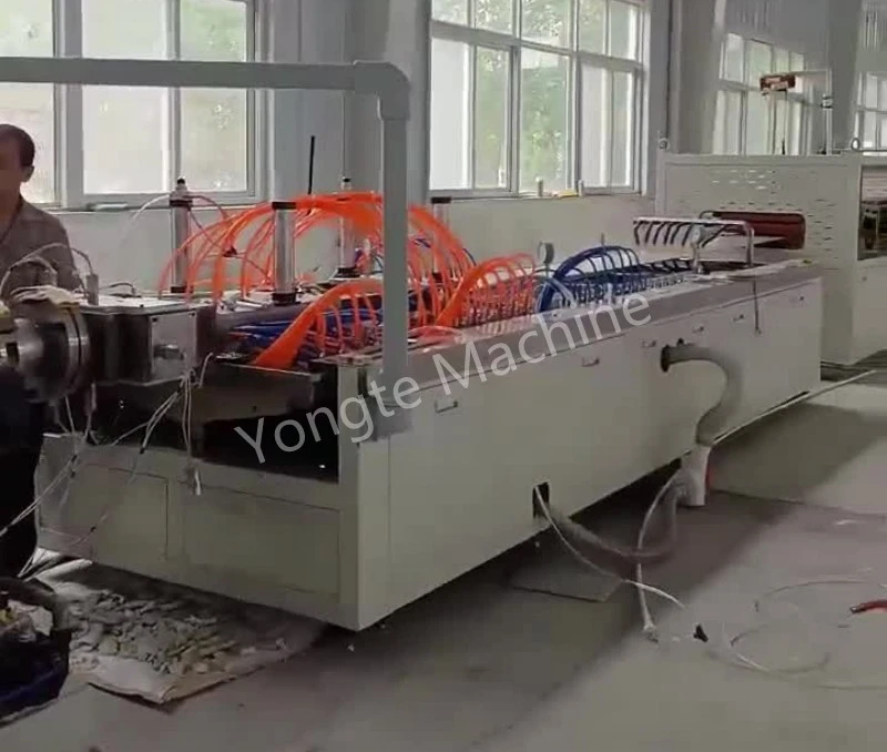 Ligne d'extrusion de panneaux muraux en PVC installée avec succès en Chine