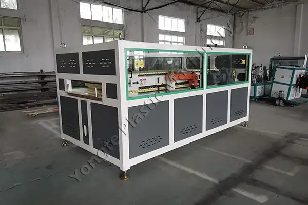 Machine de fabrication de portes WPC russe