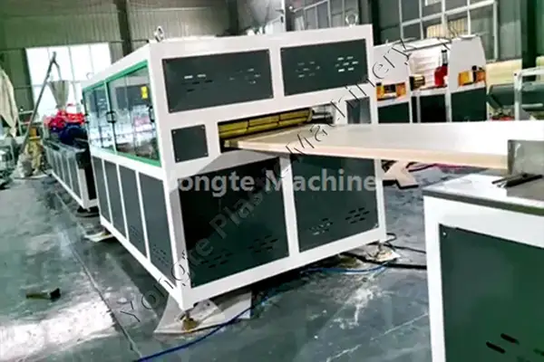 Machine russe de panneaux de porte WPC