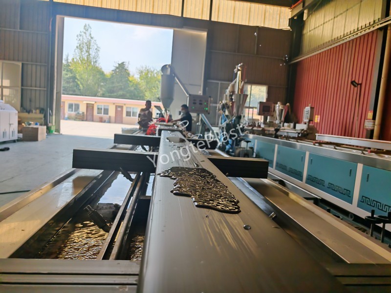 Machine de fabrication de bois de construction en plastique solide