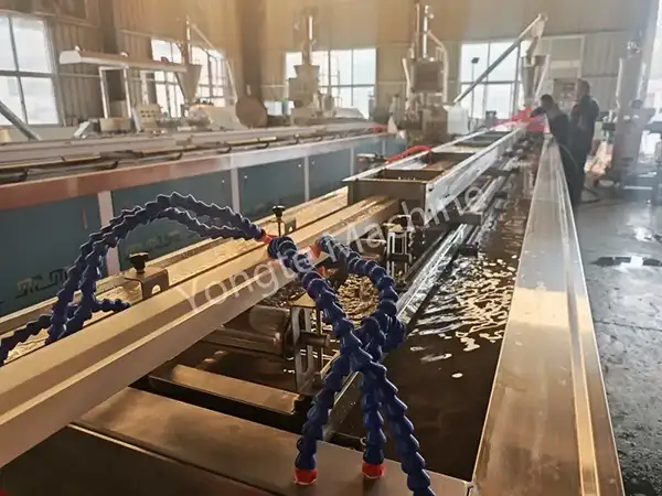 Machine de fabrication de montant de porte WPC solide fonctionnant en Inde