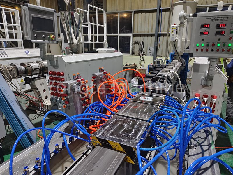 Machine de moulage par flux de déchets plastiques