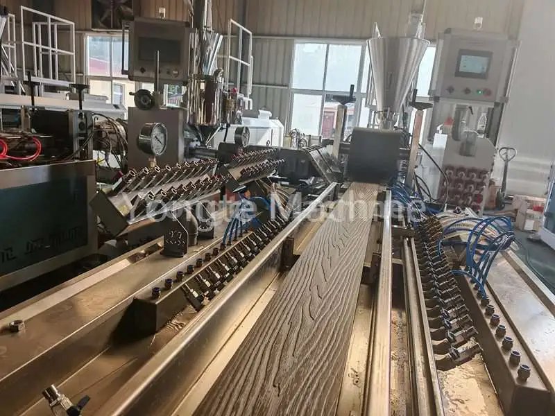 Machine de terrasse composite bois-plastique