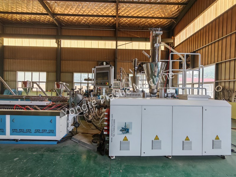 Machine d'extrusion de bois et de plastique