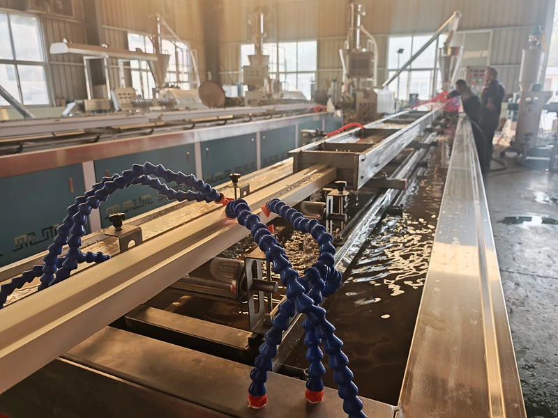 Machine de fabrication de cadre de porte WPC