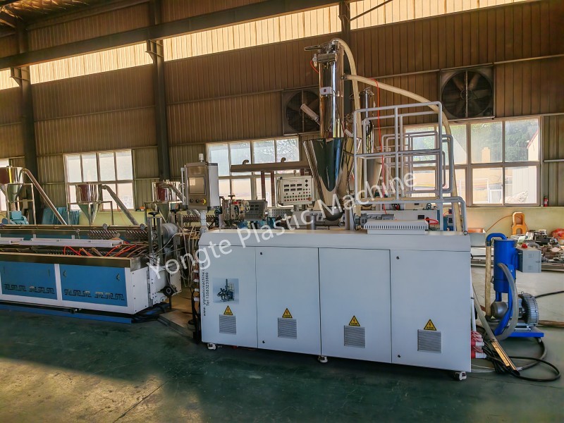 Machine d'extrudeuse WPC