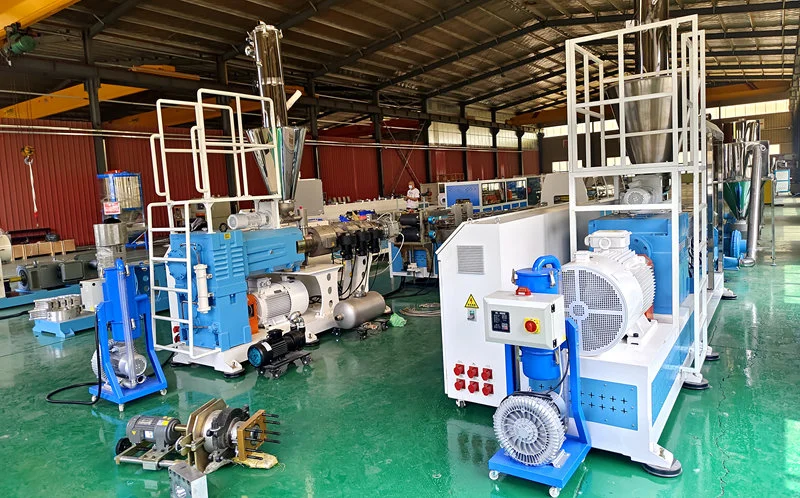Machine d'extrusion WPC