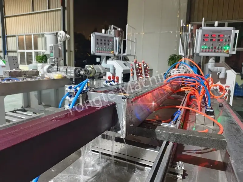 Ligne de production de colonnes de clôture WPC personnalisée pour un client indien