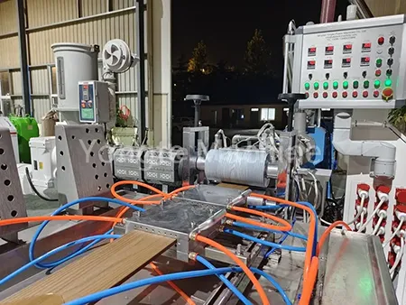 Machine de fabrication de clôture WPC