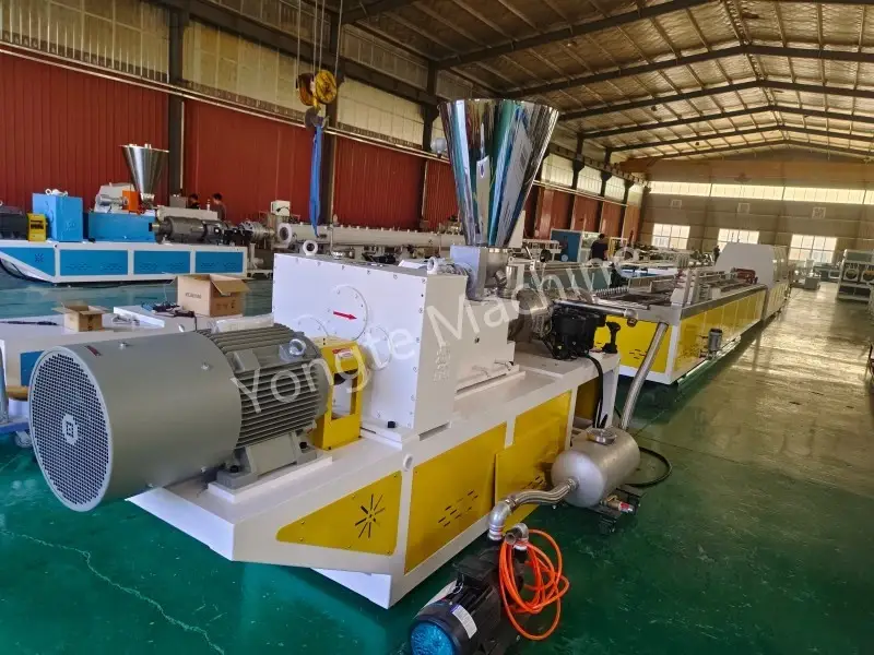Ligne d'extrusion de profilés de porte Yongte WPC pour un client indien
