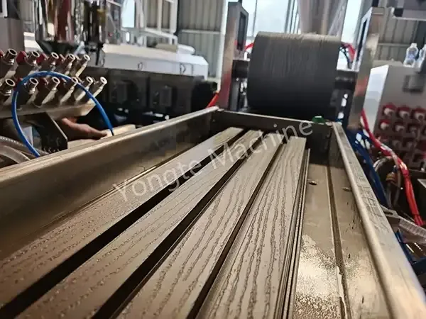 La machine de revêtement mural Yongte WPC installée avec succès au Canada